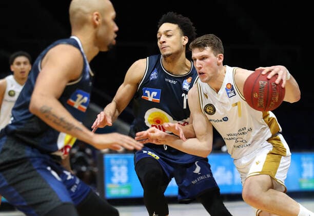 Löwen Braunschweig vs. Crailsheim, BBL Braunschweig, 20.12.2020, BASKETBALL - easyCredit BBL Basketball Bundesliga, Löwen Braunschweig vs. HAKRO Merlins Crailsheim, Saison 2020 21. Jamuni McNeace (HAKRO Merlins Crailsheim), Lukas Meisner (Löwen Braunschweig) Braunschweig
