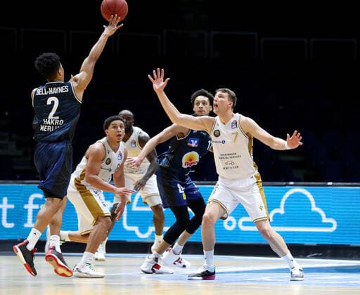 Löwen Braunschweig vs. Crailsheim, BBL Braunschweig, 20.12.2020, BASKETBALL - easyCredit BBL Basketball Bundesliga, Löwen Braunschweig vs. HAKRO Merlins Crailsheim, Saison 2020 21.Trae Bell-Haynes (HAKRO Merlins Crailsheim) , James Robinson (Löwen Braunschweig) , Lukas Meisner (Löwen Braunschweig) , Jamuni McNeace (HAKRO Merlins Crailsheim) Braunschweig