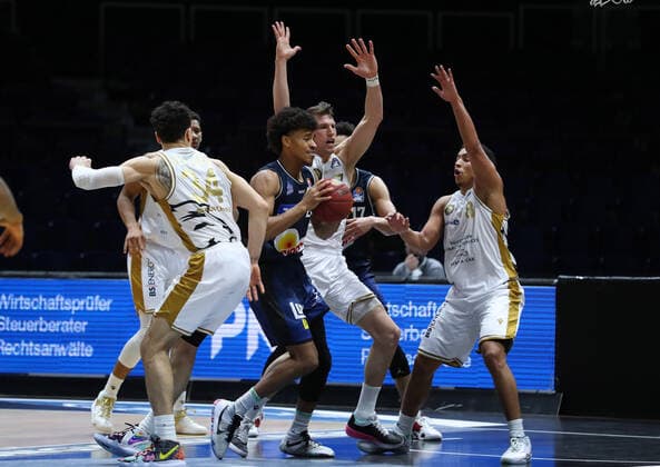 Löwen Braunschweig vs. Crailsheim, BBL Braunschweig, 20.12.2020, BASKETBALL - easyCredit BBL Basketball Bundesliga, Löwen Braunschweig vs. HAKRO Merlins Crailsheim, Saison 2020 21. Gavin Schilling (Löwen Braunschweig) , Jeremy Jones (HAKRO Merlins Crailsheim), Lukas Meisner (Löwen Braunschweig) , James Robinson (Löwen Braunschweig) Braunschweig