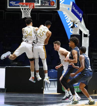 Löwen Braunschweig vs. Crailsheim, BBL Braunschweig, 20.12.2020, BASKETBALL - easyCredit BBL Basketball Bundesliga, Löwen Braunschweig vs. HAKRO Merlins Crailsheim, Saison 2020 21. Gavin Schilling (Löwen Braunschweig) , Karim Jallow (Löwen Braunschweig) , Lukas Meisner (Löwen Braunschweig), Jeremy Jones (HAKRO Merlins Crailsheim), Haywood Highsmith (HAKRO Merlins Crailsheim) Braunschweig