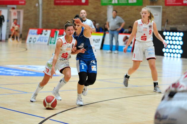 Basketball - DBBL - 08. Spieltag GiroLive Panthers Osnabrück - SNP BasCats USC Heidelberg am 20.12.2020 in der OSC Halle in Osnabrück Jenny Strozyk (Osnabrück) im Zweikampf mit Inja Butina (Heidelberg)