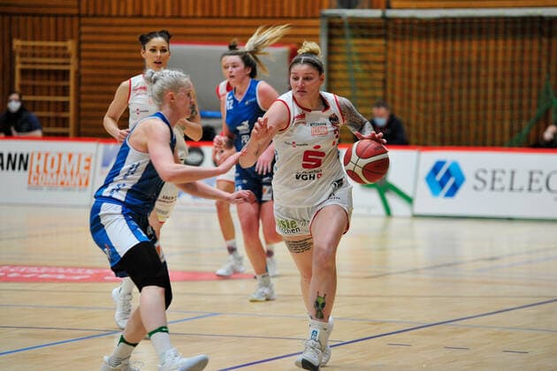 Basketball - DBBL - 08. Spieltag GiroLive Panthers Osnabrück - SNP BasCats USC Heidelberg am 20.12.2020 in der OSC Halle in Osnabrück Samantha Führing (Osnabrück) im Zweikampf mit Ieva Bagdanaviciene (Heidelberg)
