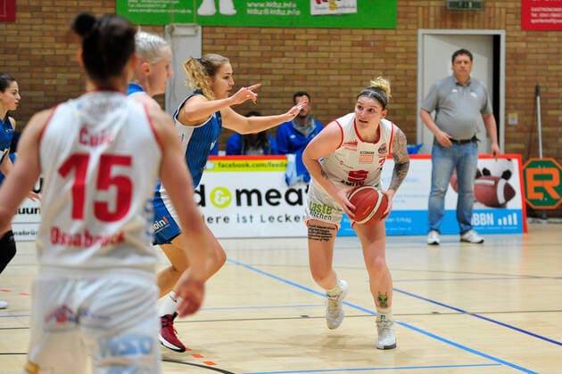 Basketball - DBBL - 08. Spieltag GiroLive Panthers Osnabrück - SNP BasCats USC Heidelberg am 20.12.2020 in der OSC Halle in Osnabrück Samantha Führing (Osnabrück) im Zweikampf mit Alica Moravikova (Heidelberg)