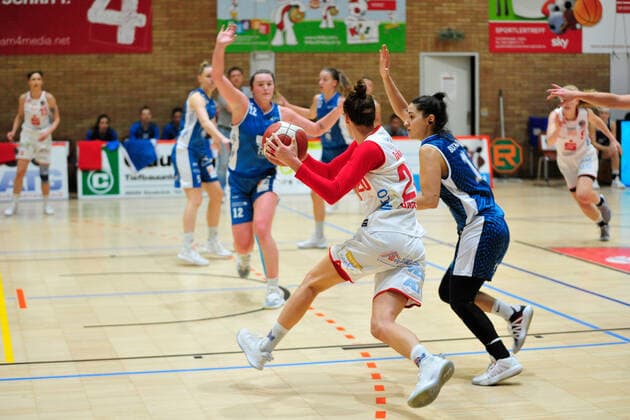 Basketball - DBBL - 08. Spieltag GiroLive Panthers Osnabrück - SNP BasCats USC Heidelberg am 20.12.2020 in der OSC Halle in Osnabrück Kata Takacs (Osnabrück) im Zweikampf mit Inja Butina (Heidelberg)