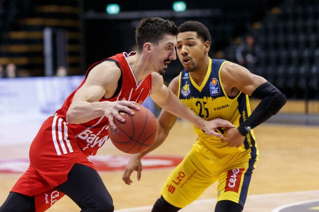 Oldenburg, Niedersachsen, DEU, 20.12.2020, Nihad Djedovic (links, FC Bayern München) und Phil Pressey (rechts, EWE Baskets Oldenburg). EWE Baskets Oldenburg vs. FC Bayern Muenchen. 1. Basketball-Bundesliga Saison 2020 2021, 7. Spieltag, Grosse EWE Arena. EWE Baskets Oldenburg vs. FC Bayern Muenchen