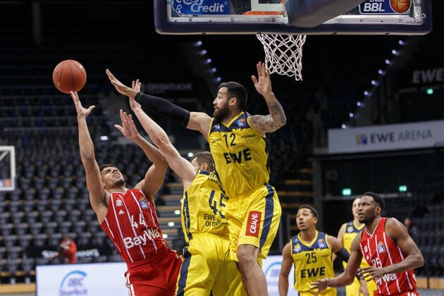 Oldenburg, Niedersachsen, DEU, 20.12.2020, Sasha Grant (links, FC Bayern München), Nathan Boothe (EWE Baskets Oldenburg) und Martin Breunig ( 12 EWE Baskets Oldenburg). EWE Baskets Oldenburg vs. FC Bayern Muenchen. 1. Basketball-Bundesliga Saison 2020 2021, 7. Spieltag, Grosse EWE Arena. EWE Baskets Oldenburg vs. FC Bayern Muenchen