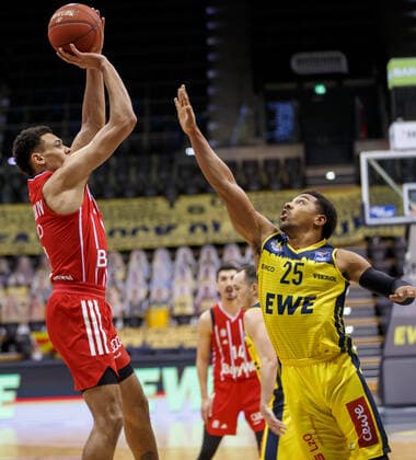 Oldenburg, Niedersachsen, DEU, 20.12.2020, Wade Baldwin (links, FC Bayern München) und Phil Pressey (rechts, EWE Baskets Oldenburg). EWE Baskets Oldenburg vs. FC Bayern Muenchen. 1. Basketball-Bundesliga Saison 2020 2021, 7. Spieltag, Grosse EWE Arena. EWE Baskets Oldenburg vs. FC Bayern Muenchen