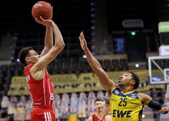 Oldenburg, Niedersachsen, DEU, 20.12.2020, Wade Baldwin (links, FC Bayern München) und Phil Pressey (rechts, EWE Baskets Oldenburg). EWE Baskets Oldenburg vs. FC Bayern Muenchen. 1. Basketball-Bundesliga Saison 2020 2021, 7. Spieltag, Grosse EWE Arena. EWE Baskets Oldenburg vs. FC Bayern Muenchen