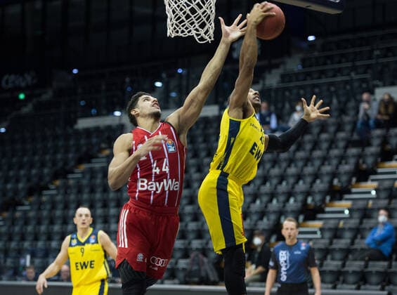 GER, Basketball, EWE Baskets Oldenburg vs FC Bayern München 20.12.2020, EWE Arena, Oldenburg, GER, easy Credit-BBL, EWE Baskets Oldenburg vs FC Bayern München, im Bild zu spaet Sasha GRANT ( FC Bayern München 44 ) Phil PRESSEY (EWE Baskets Oldenburg 25 )