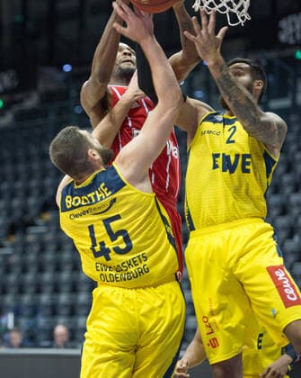 GER, Basketball, EWE Baskets Oldenburg vs FC Bayern München 20.12.2020, EWE Arena, Oldenburg, GER, easy Credit-BBL, EWE Baskets Oldenburg vs FC Bayern München, im Bild JaJuan JOHNSON ( FC Bayern München 25 ) Nathan BOOTHE (EWE Baskets Oldenburg 45 ) Martin BREUNING (EWE Baskets Oldenburg 12 )