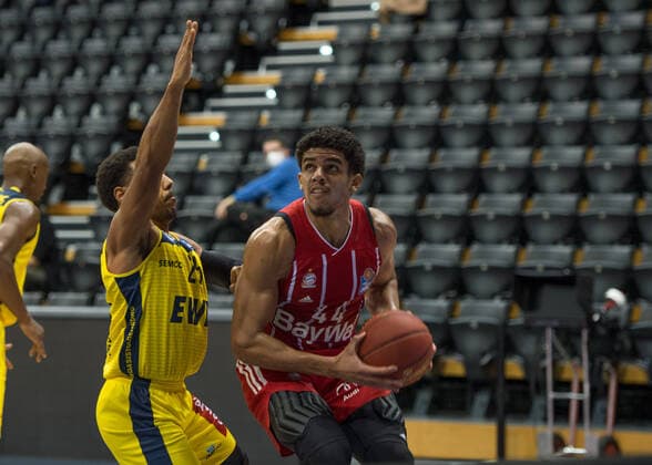 GER, Basketball, EWE Baskets Oldenburg vs FC Bayern München 20.12.2020, EWE Arena, Oldenburg, GER, easy Credit-BBL, EWE Baskets Oldenburg vs FC Bayern München, im Bild Sasha GRANT ( FC Bayern München 44 ) Phil PRESSEY (EWE Baskets Oldenburg 25 )