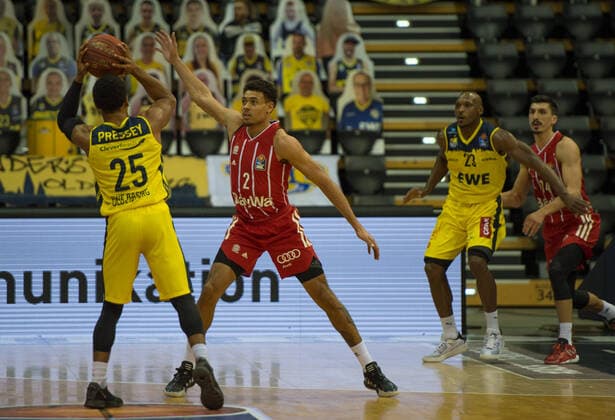 GER, Basketball, EWE Baskets Oldenburg vs FC Bayern München 20.12.2020, EWE Arena, Oldenburg, GER, easy Credit-BBL, EWE Baskets Oldenburg vs FC Bayern München, im Bild Wade BALDWIN ( FC Bayern München 2 ) Phil PRESSEY (EWE Baskets Oldenburg 25 )