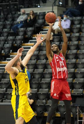 GER, Basketball, EWE Baskets Oldenburg vs FC Bayern München 20.12.2020, EWE Arena, Oldenburg, GER, easy Credit-BBL, EWE Baskets Oldenburg vs FC Bayern München, im Bild JaJuan JOHNSON ( FC Bayern München 25 ) Nathan BOOTHE (EWE Baskets Oldenburg 45 )