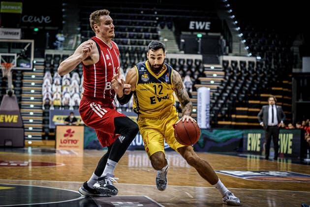 easyCredit BBL: 7. Spieltag: EWE Baskets - FC Bayern Basketball Basketball Oldenburg 20.12.2020 Saison 2020 2021 easyCredit BBL: 7. Spieltag: EWE Baskets - FC Bayern München Basketball Leon Radosevic (München, No.43) 12, Martin Breunig, EWE Baskets Oldenburg nur redaktionelle Verwendung - kommerzielle Verwendung Nutzung nur nach Absprache mit dem Fotografen Oldenburg Deutschland