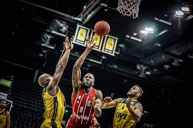 Sport Bilder des Tages easyCredit BBL: 7. Spieltag: EWE Baskets - FC Bayern Basketball Basketball Oldenburg 20.12.2020 Saison 2020 2021 easyCredit BBL: 7. Spieltag: EWE Baskets - FC Bayern München Basketball 23, Rickey Paulding, EWE Baskets Oldenburg Jalen Reynolds (München, No.08) 4, Keith Hornsby, EWE Baskets Oldenburg nur redaktionelle Verwendung - kommerzielle Verwendung Nutzung nur nach Absprache mit dem Fotografen Oldenburg Deutschland