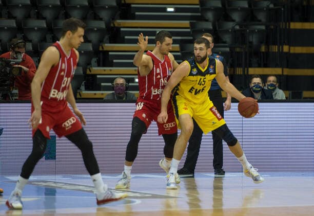 GER, Basketball, EWE Baskets Oldenburg vs FC Bayern München 20.12.2020, EWE Arena, Oldenburg, GER, easy Credit-BBL, EWE Baskets Oldenburg vs FC Bayern München, im Bild Nathan BOOTHE (EWE Baskets Oldenburg 45 ) Paul ZIPSER ( FC Bayern München 16 ) Zan Mark SISKO ( FC Bayern München 31 )