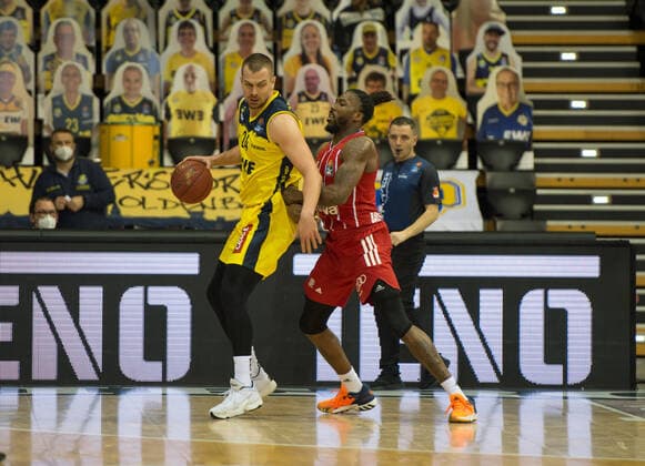 GER, Basketball, EWE Baskets Oldenburg vs FC Bayern München 20.12.2020, EWE Arena, Oldenburg, GER, easy Credit-BBL, EWE Baskets Oldenburg vs FC Bayern München, im Bild Rasid MAHALBASIC (EWE Baskets Oldenburg 24 ) Jalen REYNOLDS ( FC Bayern München 8 )