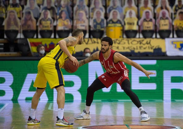 GER, Basketball, EWE Baskets Oldenburg vs FC Bayern München 20.12.2020, EWE Arena, Oldenburg, GER, easy Credit-BBL, EWE Baskets Oldenburg vs FC Bayern München, im Bild Keith HORNSBY (EWE Baskets Oldenburg 4 ) Nick WEILER-BABB ( FC Bayern München 0 )