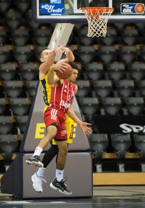 GER, Basketball, EWE Baskets Oldenburg vs FC Bayern München 20.12.2020, EWE Arena, Oldenburg, GER, easy Credit-BBL, EWE Baskets Oldenburg vs FC Bayern München, im Bild der Ball Rasid MAHALBASIC (EWE Baskets Oldenburg 24 ) Wade BALDWIN ( FC Bayern München 2 )
