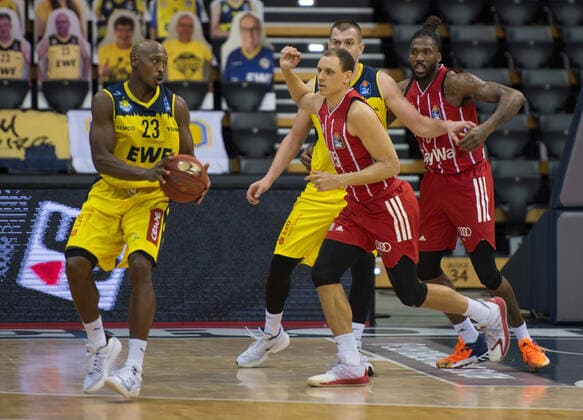 GER, Basketball, EWE Baskets Oldenburg vs FC Bayern München 20.12.2020, EWE Arena, Oldenburg, GER, easy Credit-BBL, EWE Baskets Oldenburg vs FC Bayern München, im Bild Rickey PAULDING (EWE Baskets Oldenburg 23 ) gegen den EX-Oldenburger Robin AMAIZE ( FC Bayern München 15 )