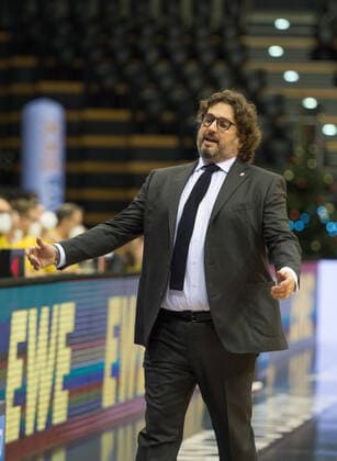 GER, Basketball, EWE Baskets Oldenburg vs FC Bayern München 20.12.2020, EWE Arena, Oldenburg, GER, easy Credit-BBL, EWE Baskets Oldenburg vs FC Bayern München, im Bild mit leeren Haenden Andrea TRINCHIERI ( FC Bayern München Headcoach Trainer )