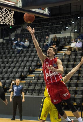 GER, Basketball, EWE Baskets Oldenburg vs FC Bayern München 20.12.2020, EWE Arena, Oldenburg, GER, easy Credit-BBL, EWE Baskets Oldenburg vs FC Bayern München, im Bild Nihad DJEDOVIC ( FC Bayern München 14 ) Keith HORNSBY (EWE Baskets Oldenburg 4 )