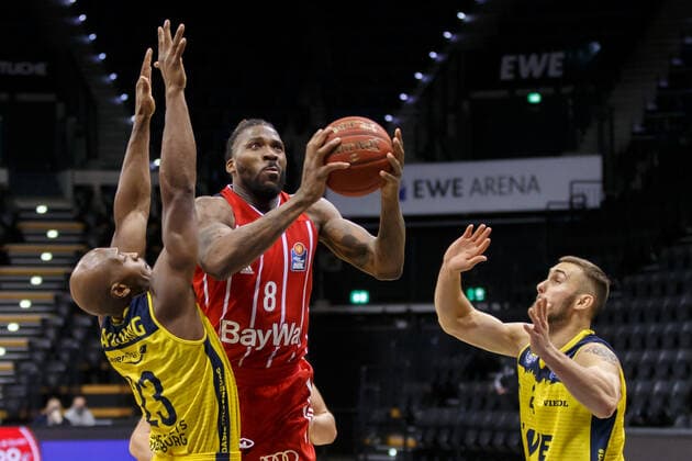 Oldenburg, Niedersachsen, DEU, 20.12.2020, Jalen Reynolds (Mitte, FC Bayern München), Rickey Paulding (links, EWE Baskets Oldenburg) und Keith Hornsby (rechts, EWE Baskets Oldenburg). EWE Baskets Oldenburg vs. FC Bayern Muenchen. 1. Basketball-Bundesliga Saison 2020 2021, 7. Spieltag, Grosse EWE Arena. EWE Baskets Oldenburg vs. FC Bayern Muenchen