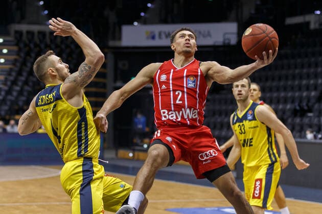 Oldenburg, Niedersachsen, DEU, 20.12.2020, Wade Baldwin (rechts, FC Bayern München) und Keith Hornsby (links, EWE Baskets Oldenburg). EWE Baskets Oldenburg vs. FC Bayern Muenchen. 1. Basketball-Bundesliga Saison 2020 2021, 7. Spieltag, Grosse EWE Arena. EWE Baskets Oldenburg vs. FC Bayern Muenchen