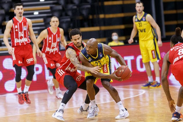 Oldenburg, Niedersachsen, DEU, 20.12.2020, Rickey Paulding (rechts, EWE Baskets Oldenburg) und Nick Weiler-Babb (FC Bayern München). EWE Baskets Oldenburg vs. FC Bayern Muenchen. 1. Basketball-Bundesliga Saison 2020 2021, 7. Spieltag, Grosse EWE Arena. EWE Baskets Oldenburg vs. FC Bayern Muenchen