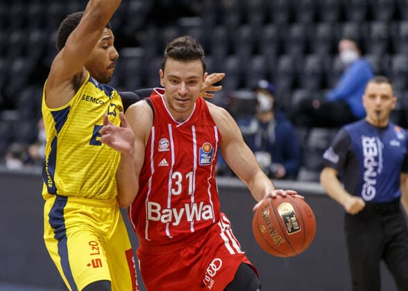 Oldenburg, Niedersachsen, DEU, 20.12.2020, Zan Mark Sisko (rechts, FC Bayern München) und Phil Pressey (rechts, EWE Baskets Oldenburg). EWE Baskets Oldenburg vs. FC Bayern Muenchen. 1. Basketball-Bundesliga Saison 2020 2021, 7. Spieltag, Grosse EWE Arena. EWE Baskets Oldenburg vs. FC Bayern Muenchen
