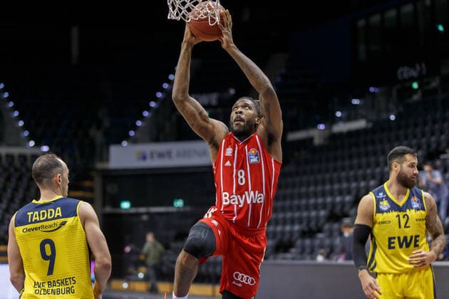 Oldenburg, Niedersachsen, DEU, 20.12.2020, Jalen Reynolds (Mitte, FC Bayern München), Karsten Tadda (links, EWE Baskets Oldenburg) und Martin Breunig (rechts, EWE Baskets Oldenburg). EWE Baskets Oldenburg vs. FC Bayern Muenchen. 1. Basketball-Bundesliga Saison 2020 2021, 7. Spieltag, Grosse EWE Arena. EWE Baskets Oldenburg vs. FC Bayern Muenchen