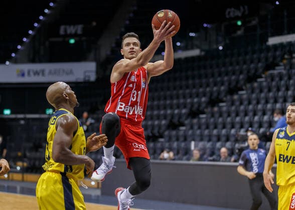 Oldenburg, Niedersachsen, DEU, 20.12.2020, Zan Mark Sisko (rechts, FC Bayern München) und Rickey Paulding (links, EWE Baskets Oldenburg), EWE Baskets Oldenburg vs. FC Bayern Muenchen. 1. Basketball-Bundesliga Saison 2020 2021, 7. Spieltag, Grosse EWE Arena. EWE Baskets Oldenburg vs. FC Bayern Muenchen