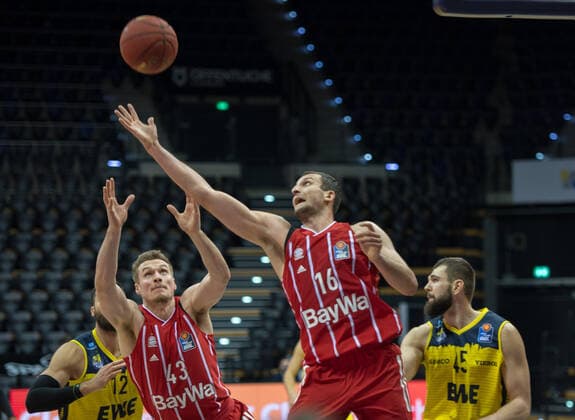 GER, Basketball, EWE Baskets Oldenburg vs FC Bayern München 20.12.2020, EWE Arena, Oldenburg, GER, easy Credit-BBL, EWE Baskets Oldenburg vs FC Bayern München, im Bild Paul ZIPSER ( FC Bayern München 16 ) Leon RADOSEVIC ( FC Bayern München 43 ) Martin BREUNING (EWE Baskets Oldenburg 12 ) Nathan BOOTHE (EWE Baskets Oldenburg 45 )