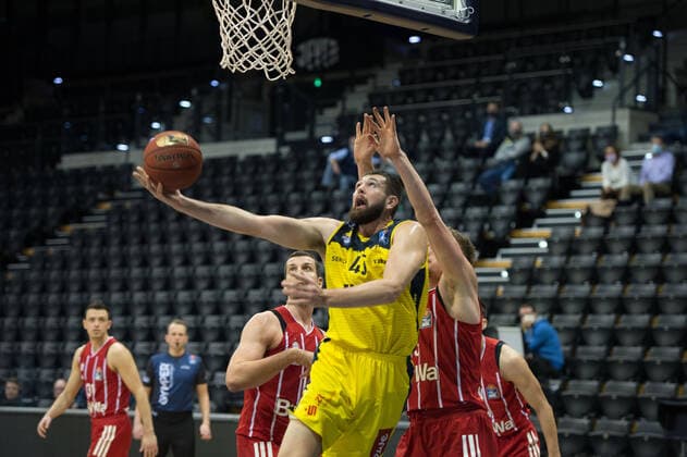 GER, Basketball, EWE Baskets Oldenburg vs FC Bayern München 20.12.2020, EWE Arena, Oldenburg, GER, easy Credit-BBL, EWE Baskets Oldenburg vs FC Bayern München, im Bild Nathan BOOTHE (EWE Baskets Oldenburg 45 ) Paul ZIPSER ( FC Bayern München 16 ) Leon RADOSEVIC ( FC Bayern München 43 )