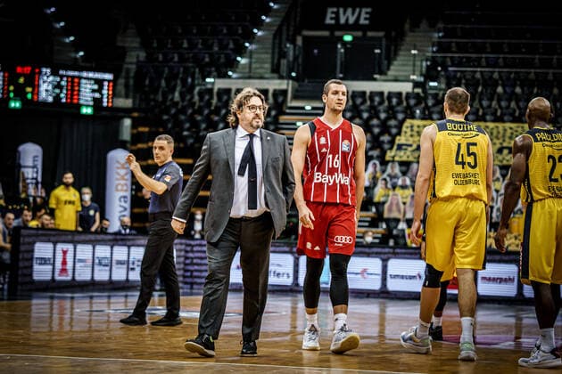 easyCredit BBL: 7. Spieltag: EWE Baskets - FC Bayern Basketball Basketball Oldenburg 20.12.2020 Saison 2020 2021 easyCredit BBL: 7. Spieltag: EWE Baskets - FC Bayern München Basketball Andrea Trinchieri (München, Trainer) nur redaktionelle Verwendung - kommerzielle Verwendung Nutzung nur nach Absprache mit dem Fotografen Oldenburg Deutschland
