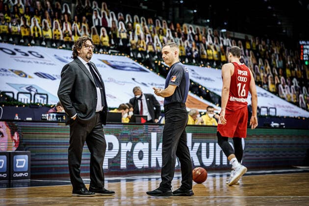 easyCredit BBL: 7. Spieltag: EWE Baskets - FC Bayern Basketball Basketball Oldenburg 20.12.2020 Saison 2020 2021 easyCredit BBL: 7. Spieltag: EWE Baskets - FC Bayern München Basketball Andrea Trinchieri (München, Trainer) nur redaktionelle Verwendung - kommerzielle Verwendung Nutzung nur nach Absprache mit dem Fotografen Oldenburg Deutschland