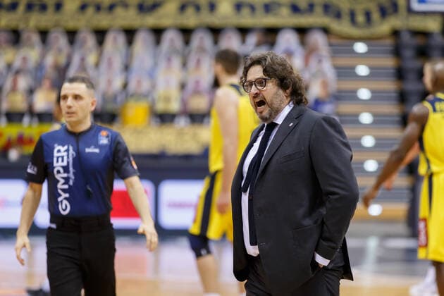 Oldenburg, Niedersachsen, DEU, 20.12.2020, Andrea Trinchieri (FC Bayern München) musste nach beleidigen Äußerungen die Halle verlassen. EWE Baskets Oldenburg vs. FC Bayern Muenchen. 1. Basketball-Bundesliga Saison 2020 2021, 7. Spieltag, Grosse EWE Arena. EWE Baskets Oldenburg vs. FC Bayern Muenchen