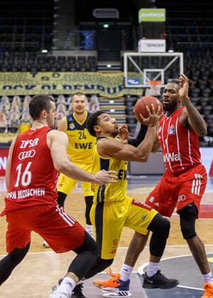 Oldenburg, Niedersachsen, DEU, 20.12.2020, Phil Pressey (Mitte, EWE Baskets Oldenburg), Jalen Reynolds (rechts, FC Bayern München) und Paul Zipser (links, FC Bayern München). EWE Baskets Oldenburg vs. FC Bayern Muenchen. 1. Basketball-Bundesliga Saison 2020 2021, 7. Spieltag, Grosse EWE Arena. EWE Baskets Oldenburg vs. FC Bayern Muenchen