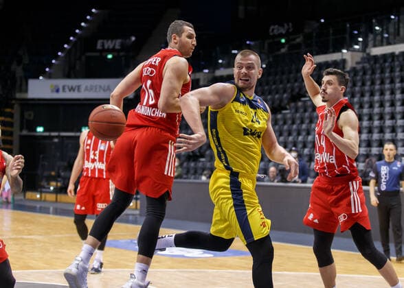 Oldenburg, Niedersachsen, DEU, 20.12.2020, Rasid Mahalbasic (Mitte, EWE Baskets Oldenburg), Paul Zipser (links, FC Bayern München) und Nihad Djedovic (rechts, FC Bayern München). EWE Baskets Oldenburg vs. FC Bayern Muenchen. 1. Basketball-Bundesliga Saison 2020 2021, 7. Spieltag, Grosse EWE Arena. EWE Baskets Oldenburg vs. FC Bayern Muenchen