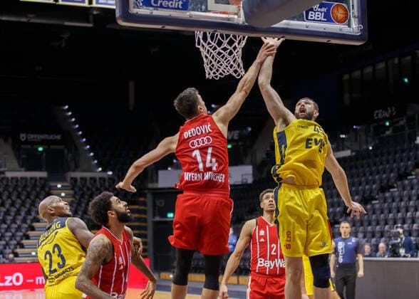 Oldenburg, Niedersachsen, DEU, 20.12.2020, Nathan Boothe (rechts, EWE Baskets Oldenburg) und Nihad Djedovic (links, FC Bayern München). EWE Baskets Oldenburg vs. FC Bayern Muenchen. 1. Basketball-Bundesliga Saison 2020 2021, 7. Spieltag, Grosse EWE Arena. EWE Baskets Oldenburg vs. FC Bayern Muenchen