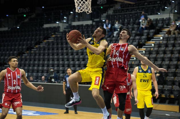 GER, Basketball, EWE Baskets Oldenburg vs FC Bayern München 20.12.2020, EWE Arena, Oldenburg, GER, easy Credit-BBL, EWE Baskets Oldenburg vs FC Bayern München, im Bild Sebastian HERRERA (EWE Baskets Oldenburg 7 ) Nihad DJEDOVIC ( FC Bayern München 14 )