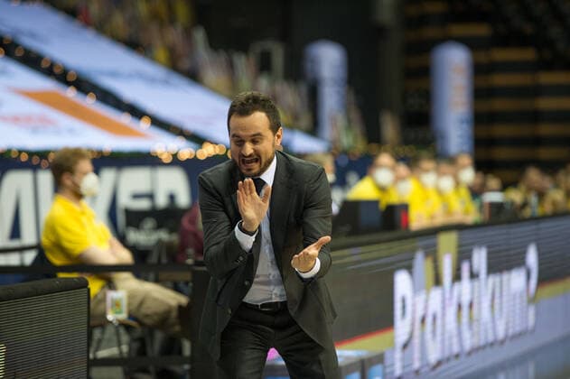 GER, Basketball, EWE Baskets Oldenburg vs FC Bayern München 20.12.2020, EWE Arena, Oldenburg, GER, easy Credit-BBL, EWE Baskets Oldenburg vs FC Bayern München, im Bild hat jetzt das Zepter in der Hand Adriano VERTEMATI ( FC Bayern München Assistantcoach )