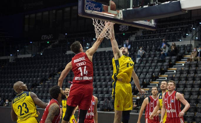 GER, Basketball, EWE Baskets Oldenburg vs FC Bayern München 20.12.2020, EWE Arena, Oldenburg, GER, easy Credit-BBL, EWE Baskets Oldenburg vs FC Bayern München, im Bild Nathan BOOTHE (EWE Baskets Oldenburg 45 ) Nihad DJEDOVIC ( FC Bayern München 14 )