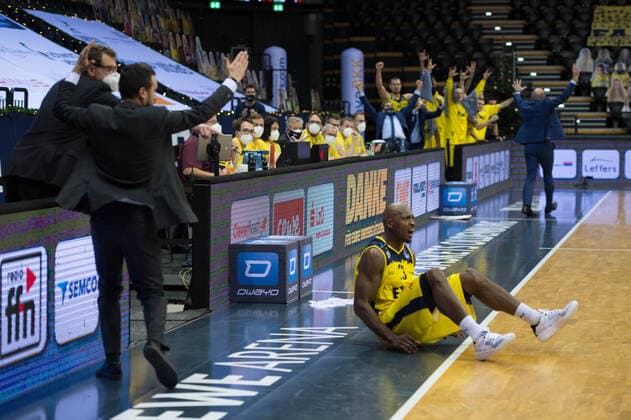 GER, Basketball, EWE Baskets Oldenburg vs FC Bayern München 20.12.2020, EWE Arena, Oldenburg, GER, easy Credit-BBL, EWE Baskets Oldenburg vs FC Bayern München, im Bild der Dreier und das Foul an Rickey PAULDING (EWE Baskets Oldenburg 23 ) wichtige Punkte zum Sieg