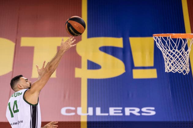 Bilder des Jahres 2020, Sport 12 Dezember December 20, 2020, Barcelona, Barcelona, Spain: Albert Ventura of Joventud Badalona shoot to basket during the Liga Endesa ACB match between FC Barcelona, Barca and Club Joventut Badalona at Palau Blaugrana on December 20, 2020 in Barcelona, Spain. Barcelona Spain - ZUMAa181 20201220_zaa_a181_168 Copyright: xJavierxBorregox