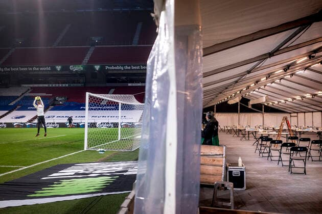 Bilder des Jahres 2020, Sport 12 Dezember Covid-19 testcenter er sat op foer i Parken. Foer Superligakampen mellem FCK-OB i Parken, soendag den 20. december 2020.. , Copenhagen Denmark *** Covid 19 test center is set up for the Park Before the Superliga match between FCK OB in the Park, Sunday 20 December 2020, Copenhagen Denmark  Copyright: Ritzau Scanpix LiselottexSabroex COP110 spdk20201220-221556-L