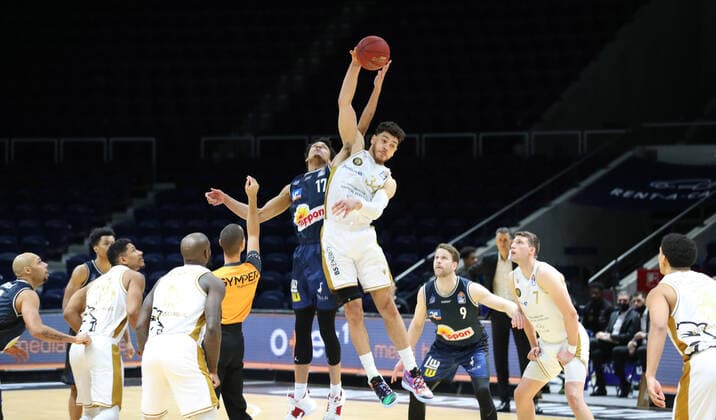 Löwen Braunschweig vs. Crailsheim, BBL Braunschweig, 20.12.2020, BASKETBALL - easyCredit BBL Basketball Bundesliga, Löwen Braunschweig vs. HAKRO Merlins Crailsheim, Saison 2020 21. Jamuni McNeace (HAKRO Merlins Crailsheim), Gavin Schilling (Löwen Braunschweig) Braunschweig