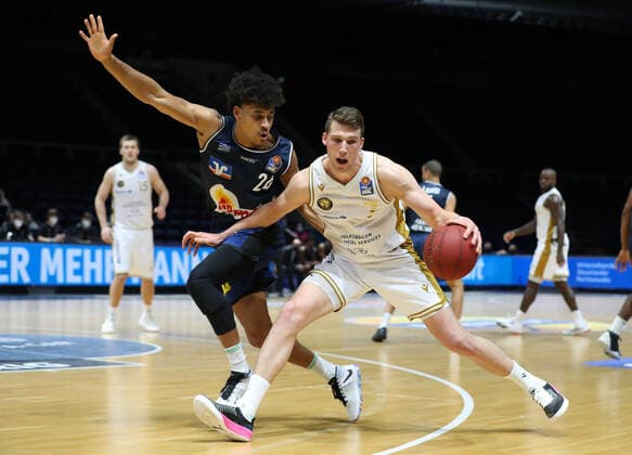 Sport Bilder des Tages Löwen Braunschweig vs. Crailsheim, BBL Braunschweig, 20.12.2020, BASKETBALL - easyCredit BBL Basketball Bundesliga, Löwen Braunschweig vs. HAKRO Merlins Crailsheim, Saison 2020 21. Jeremy Jones (HAKRO Merlins Crailsheim), Lukas Meisner (Löwen Braunschweig) Braunschweig