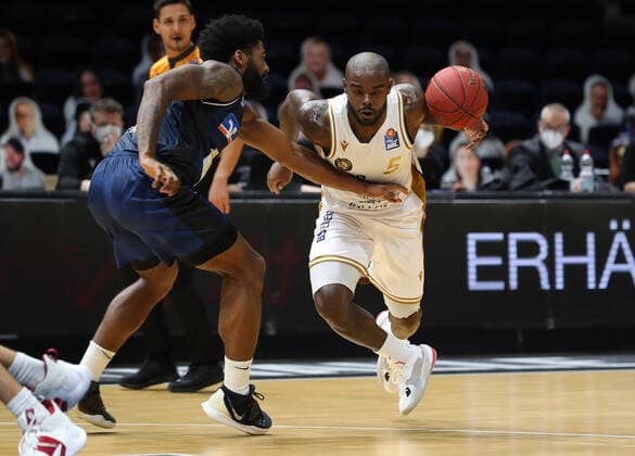 Löwen Braunschweig vs. Crailsheim, BBL Braunschweig, 20.12.2020, BASKETBALL - easyCredit BBL Basketball Bundesliga, Löwen Braunschweig vs. HAKRO Merlins Crailsheim, Saison 2020 21. Jeremy Jones (HAKRO Merlins Crailsheim), Bryon Allen (Löwen Braunschweig) Braunschweig