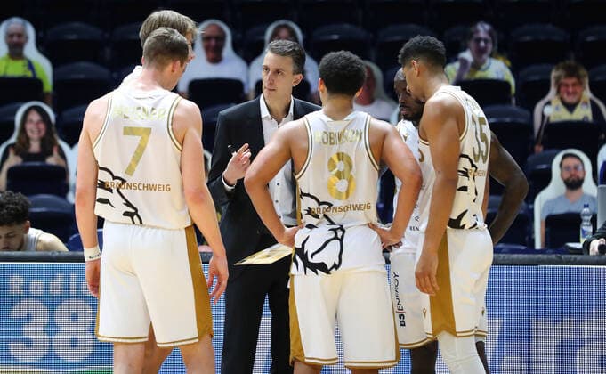 Löwen Braunschweig vs. Crailsheim, BBL Braunschweig, 20.12.2020, BASKETBALL - easyCredit BBL Basketball Bundesliga, Löwen Braunschweig vs. HAKRO Merlins Crailsheim, Saison 2020 21. Headcoach Pete Strobl (Löwen Braunschweig) Braunschweig